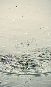 雨滴涟漪摄影图秋季雨室外溅起摄影图配图