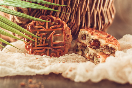 中秋节八月十五月饼文艺背景上放着摄影图配图