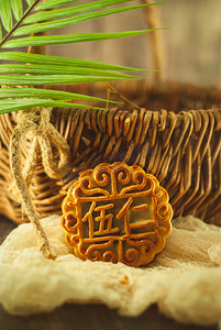 中秋节八月十八月饼文艺背景摆放着摄影图配图