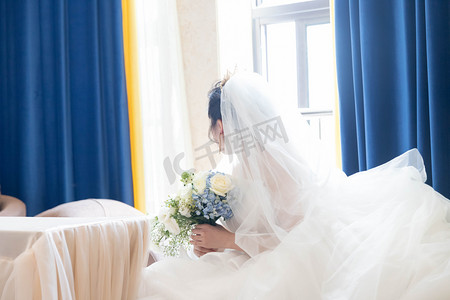 婚礼白天新娘窗户背影摄影图配图