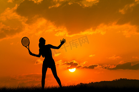 运动黄昏女士剪影户外打网球摄影图配图