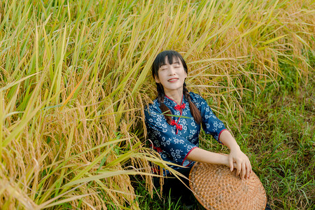 秋天乡村稻田人物图片上午一个人户外坐摄影图配图