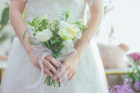 婚礼纪摄影照片_新婚早上美女室内鲜花头饰摄影图配图