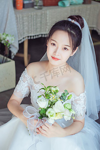 头纱摄影照片_新婚早上美女室内婚纱礼服摄影图配图