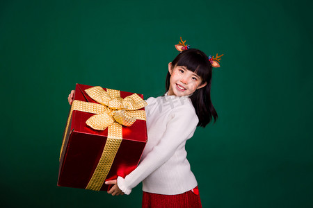 礼物盒圣诞节圣诞礼物圣诞女孩特色节日摄影图配图