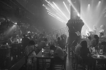城市夜晚酒吧里狂欢的年轻人酒吧在喝酒摄影图配图