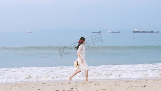 海边开心奔跑的少女