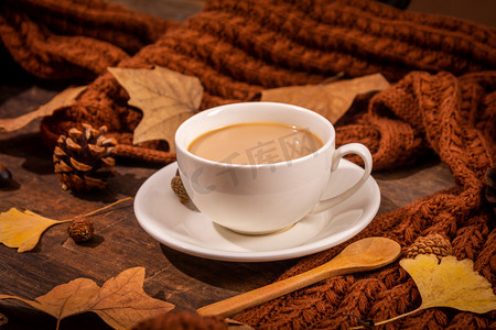 美食秋季白天一杯咖啡木桌摆放摄影图配图