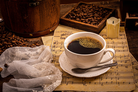 美食饮料白天黑咖啡咖啡豆室内瓷盘上摄影图配图