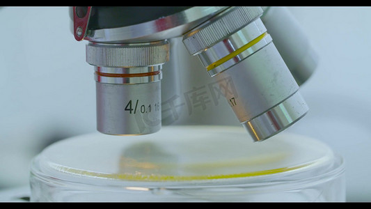化验摄影照片_实验室使用显微镜