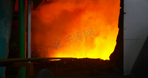高温炒锅摄影照片_高温炉金属冶炼过程