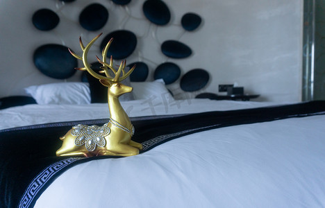 小鹿金色酒店软装床品摄影图配图