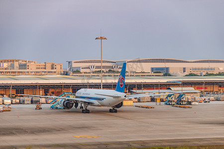 广东省广州白云机场下午飞机机场拍摄摄影图配图