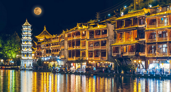 城市夜晚湖南省凤凰古城沱江夜景风光景区在拍摄摄影图配图