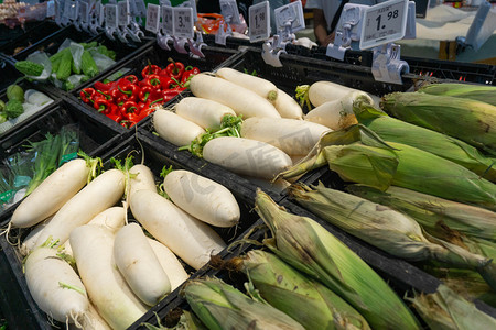 萝卜玉米商场购物买菜摄影图配图