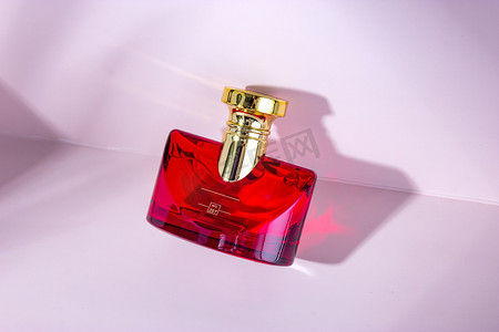女士香水棚拍香水红色瓶子单个物体摄影图配图