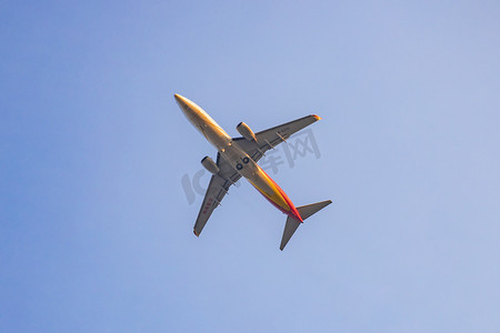 广州机场摄影照片_飞机在空中下午飞机机场拍摄摄影图配图
