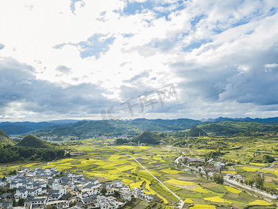 秋天中午田野田野摄影摄影图配图