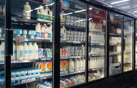 冷藏保存图标摄影照片_超市冰柜酸奶冷藏鲜奶摄影图配图