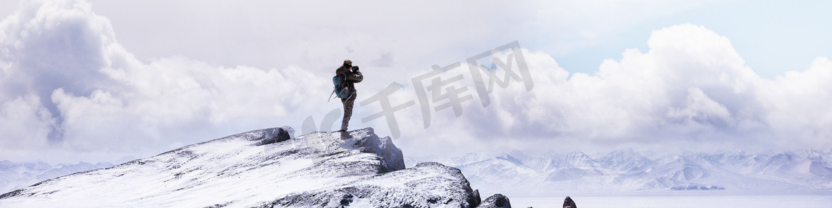 心灵励志摄影照片_雪山云海攀登企业励志白天雪山攀登雪山攀登摄影图配图
