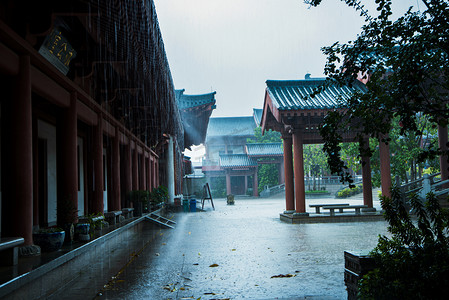 广州花都华严寺古风建筑下雨天摄影图配图