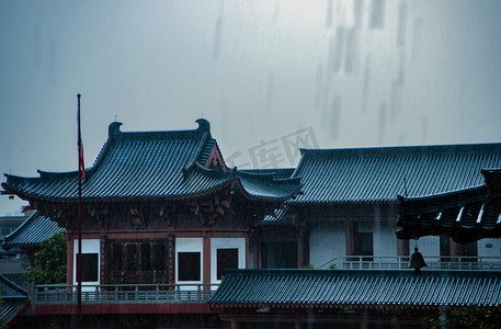 广州花都华严寺古风建筑雨天摄影图配图