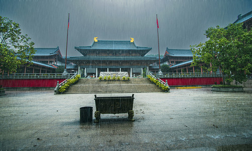 广州古风摄影照片_广州花都华严寺复古建筑下雨天摄影图配图