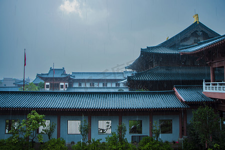 广州花都华严寺下雨天的古建筑摄影图配图