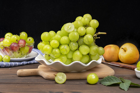 提子吐司摄影照片_新鲜葡萄绿色水果提子摄影图配图