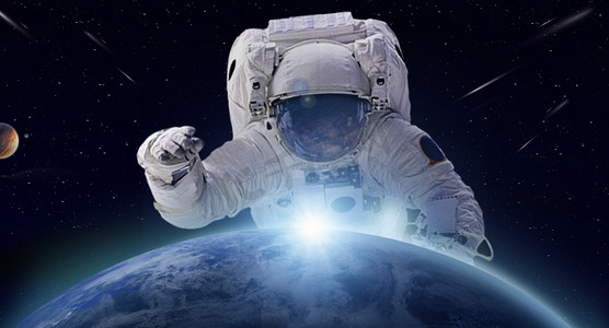 宇航员地球发光特写白天宇航员宇宙流星发光摄影图配图