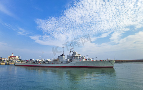 大海交通工具轮船白天轮船大海码头旅游摄影图配图