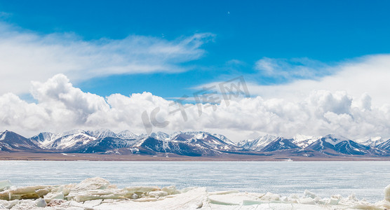 西藏旅行摄影照片_纳木错雪山摄影图配图
