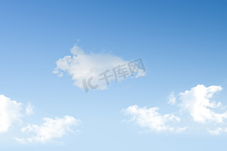 小清新粉色云朵摄影照片_晴朗天空上的蓝天白云摄影图配图