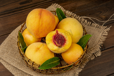 钙营养素显微镜摄影照片_新鲜水果黄桃营养食材摄影图配图