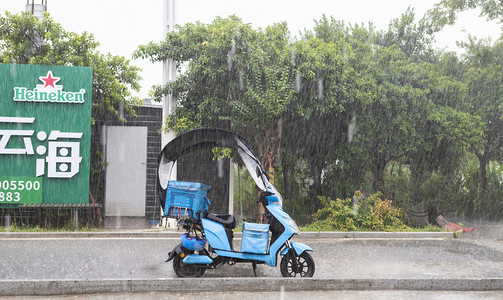 雨天外卖电动车下午电动车路边无摄影图配图