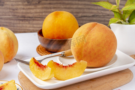 餐桌美味水果香甜黄桃摄影图配图