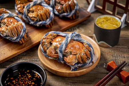 木盘里的特色美食大闸蟹摄影图配图