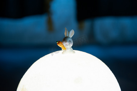 中秋节夜晚玉兔在月亮上站着摄影图配图