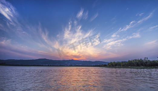 海面摄影照片_黄昏山川夕阳海面夕阳大海海面大海风光摄影图配图