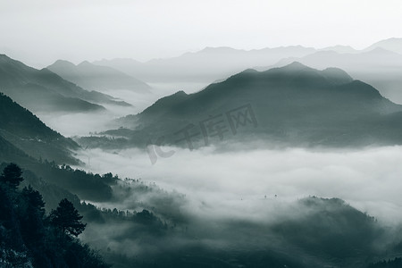 水墨印章摄影照片_高山云海水墨图片上午无人户外高视角摄影图配图