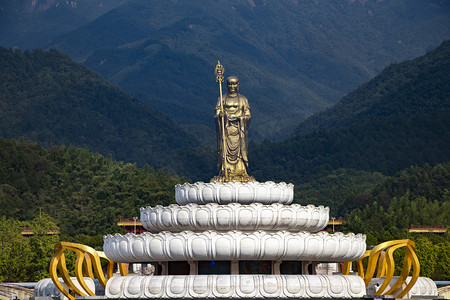 菩萨摄影照片_大愿文化园的地藏菩萨铜像傍晚菩萨铜像文化园庄重摄影图配图