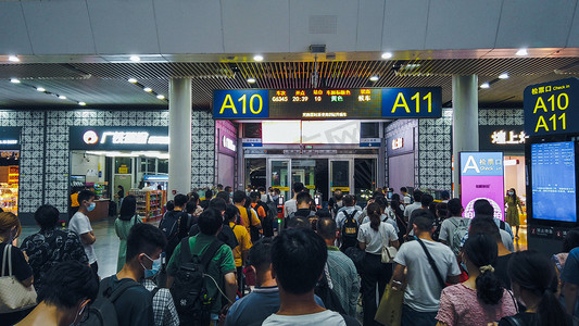 车站等候摄影照片_广州南站人群室内检票摄影图配图
