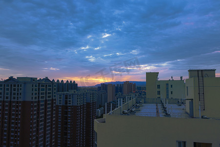 日出早上清晨楼顶朝霞摄影图配图
