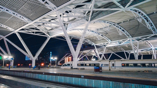 高铁夜晚广州南站和谐号摄影图配图