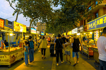 夜市摄影照片_夜市傍晚夜市室外购物摄影图配图