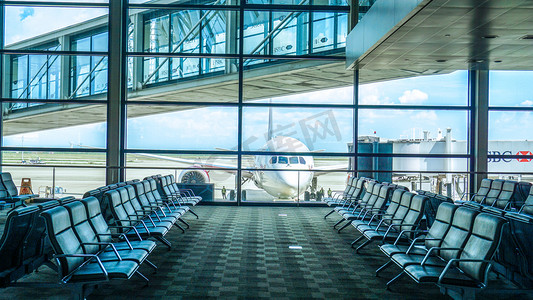 纸飞机花纹摄影照片_机场航班航站楼候机室飞机旅行摄影图配图