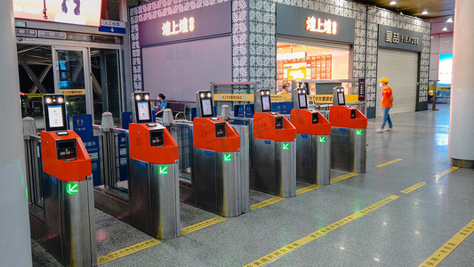 车站等候摄影照片_广州夜晚过闸室内检票摄影图配图