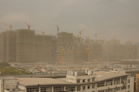 沙尘暴灾难白天建筑风景户外雾霾实拍摄影图配图