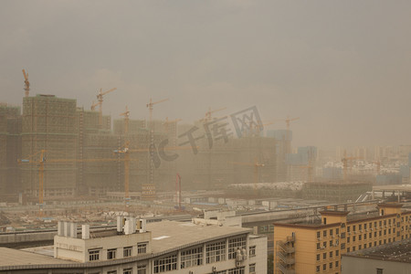 城市灾难下午沙尘暴户外建筑风景实拍摄影图配图