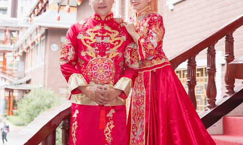 结婚成亲新郎中式结婚照摄影图配图